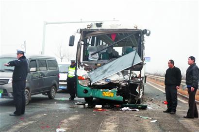 霧打霧撞，客車追尾26人傷