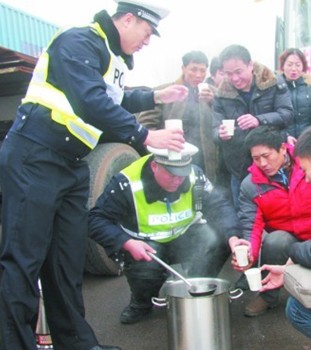 大霧致高速封閉 204國道上千輛車被困一夜