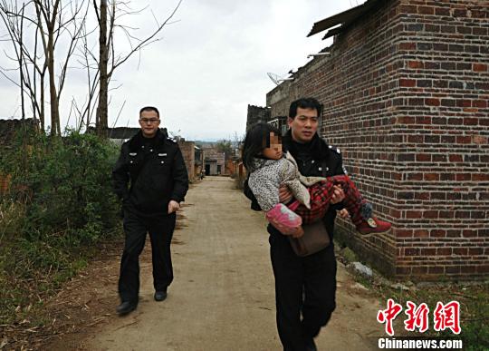 圖為民警成功解救女童。 甘勇 攝