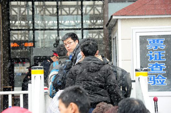 風(fēng)雪難阻歸家路 實拍大雪中的春運