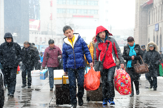 風(fēng)雪難阻歸家路 實拍大雪中的春運