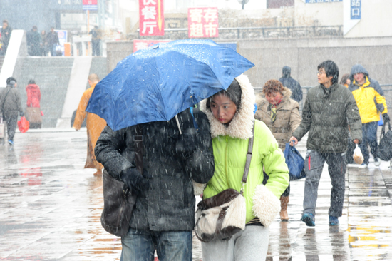 風(fēng)雪難阻歸家路 實拍大雪中的春運