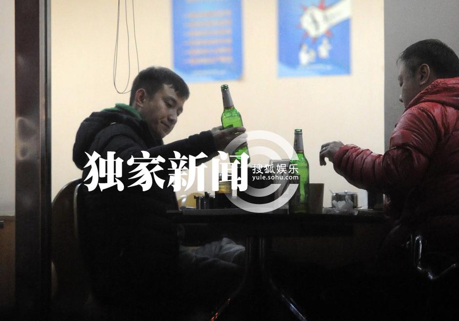 文章深夜外出吃飯喝酒 疑酒駕嚴(yán)重違規(guī)