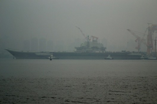 實(shí)拍遼寧艦航母駛往青島航母基地 今年首次出港