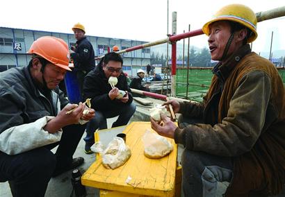 體驗(yàn)建筑工:一份白菜算一頓飯 一盅白酒御半夜寒