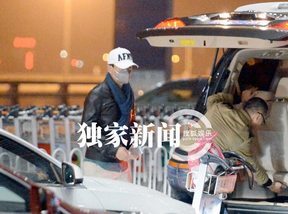 追星：平安開跑車與女友公路激吻 周杰攜85后模特女友回京