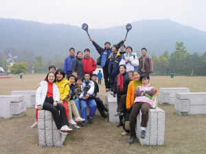 高一時(shí)，全班去太子灣公園玩。右二穿著黃色衣服的是張京。左上中間穿著黑衣服的女孩是也進(jìn)了外交部的趙婷，圍紅色格子圍巾的是胡躍波老師。圖片由胡躍波老師提供