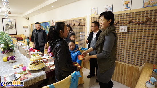 孝女文文過生日 水餃工零錢哥送驚喜