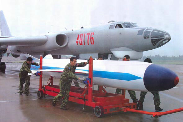 資料圖：轟-6型轟炸機(jī)可攜帶大型反艦導(dǎo)彈。