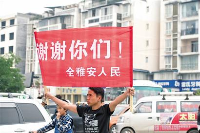 青島力量奔災區(qū):捐錢物捐血建校 我們在一起